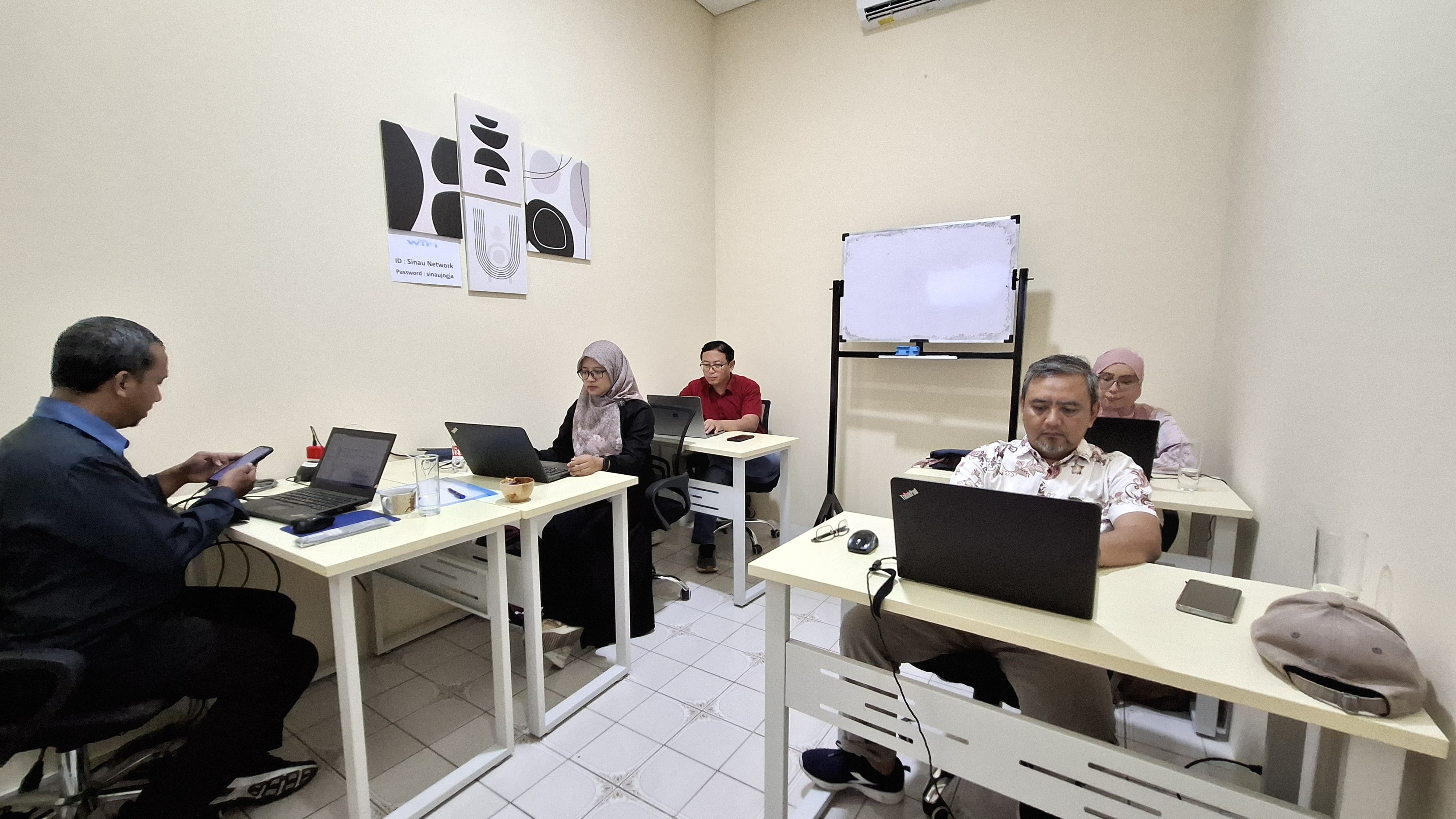 Polines IT Team Participates in Data Processing (Machine Learning) Training in Sinau Jogja